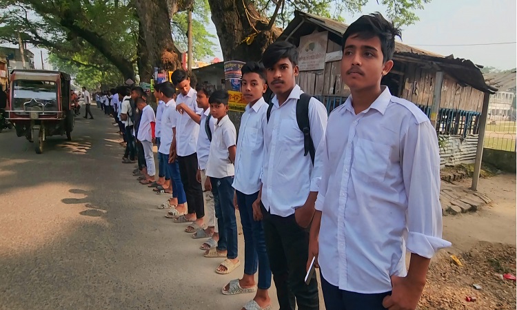 শিক্ষার্থীদের জোরপূর্বক মানববন্ধনে ডেকে আনার অভিযোগ