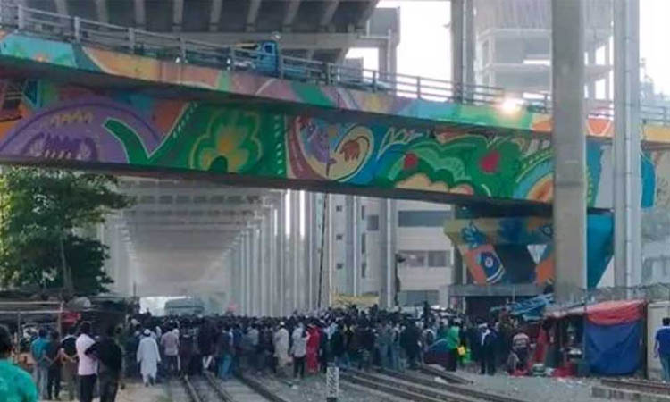 মহাখালীতে ট্রেন আটকে শিক্ষার্থীদের অবরোধ
