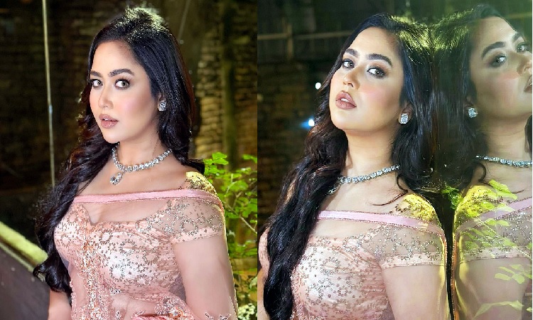 শাড়িতে মোহনীয় রূপে ধরা দিলেন ভাবনা