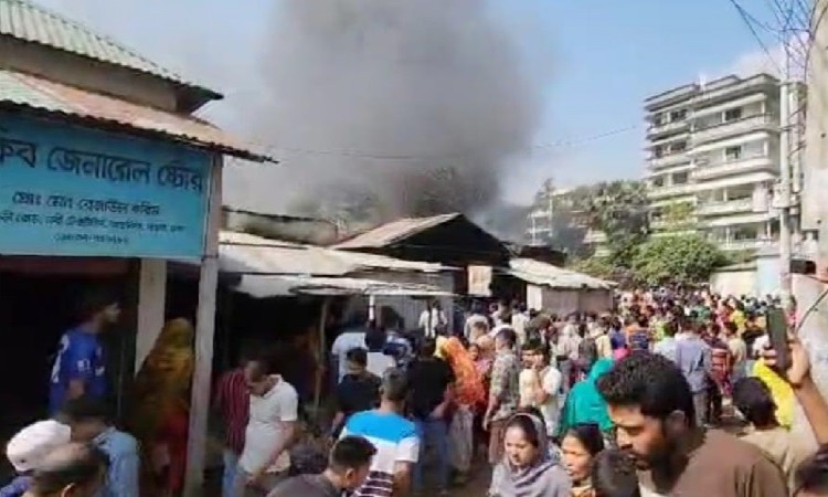 আশুলিয়ায় কারখানায় আগুন দিল বিক্ষুব্ধ শ্রমিকরা