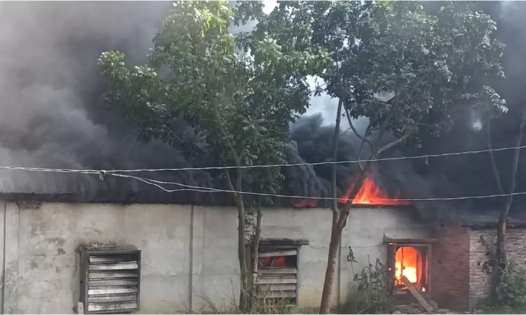 গাজীপুরে কারখানা বন্ধের প্রতিবাদে অন্য কারখানায় আগুন
