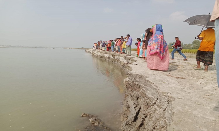 তিস্তা নদী থেকে অবৈধভাবে বালু উত্তোলনের অভিযোগ