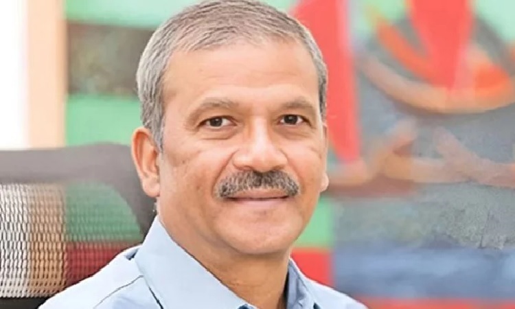 নিজেকে দশে চার দিতে চান আইন উপদেষ্টা