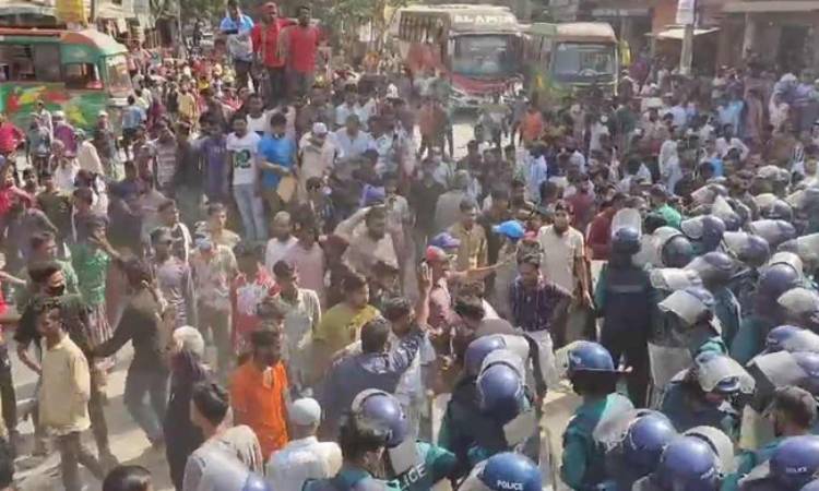 অটোরিকশা চালকদের সড়ক অবরোধ, পুলিশের সঙ্গে সংঘর্ষ