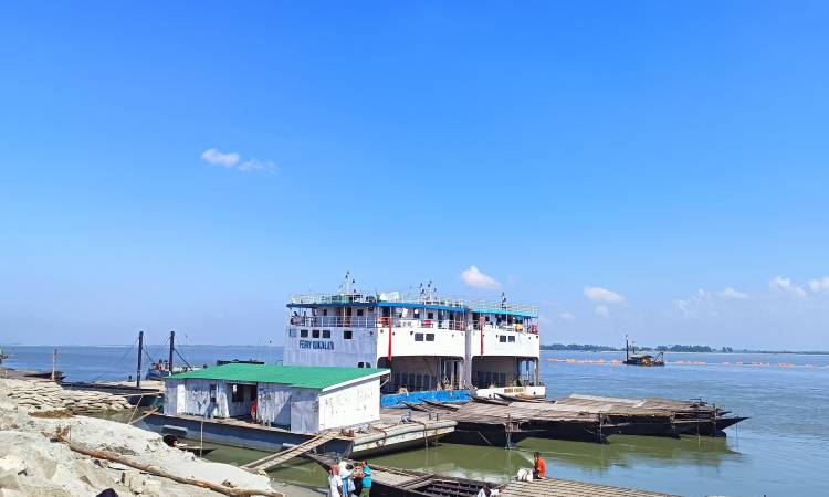 ১২ দিন পর চিলমারী-রৌমারী রুটে ফেরি চলাচল শুরু