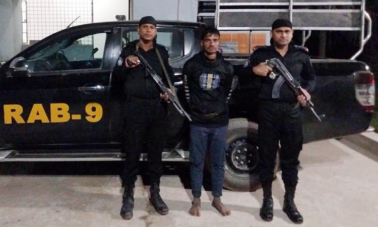 ফেনসিডিলসহ মাদক ব্যবসায়ীকে গ্রেফতার