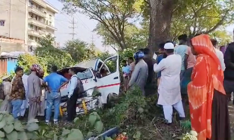 ধামরাইয়ে অ্যাম্বুলেন্স দুর্ঘটনায় নিহত ১, আহত ৯