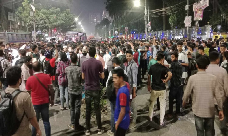 এখনো সড়কে ঢাকা কলেজ শিক্ষার্থীরা