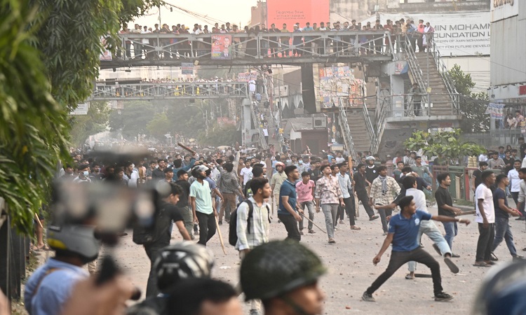 হাতাহাতি থেকে বাস ভাঙচুর : শেষে সংঘর্ষ