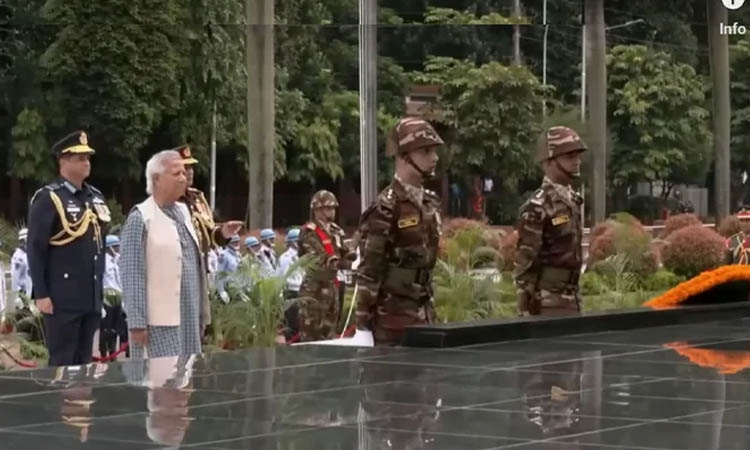 শিখা অনির্বাণে রাষ্ট্রপতি ও প্রধান উপদেষ্টার শ্রদ্ধা