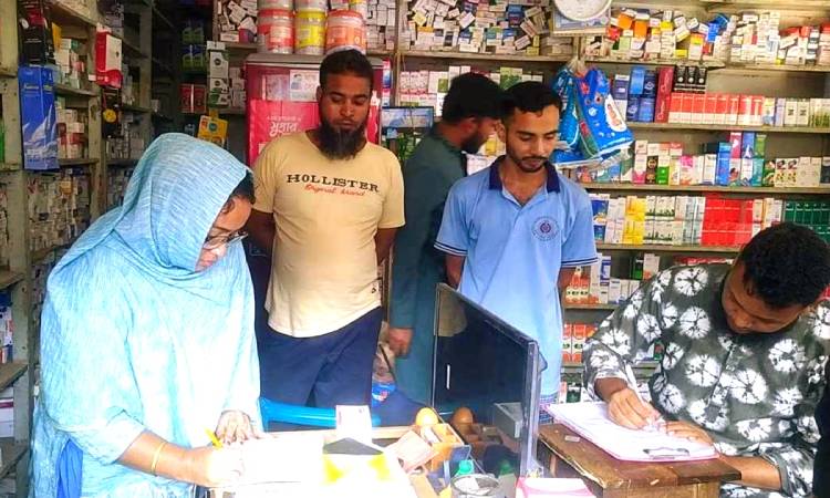 হিলিতে মেয়াদ উত্তীর্ণ ওষুধ বিক্রি করায় ১৮ হাজার টাকা জরিমানা