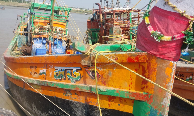 বাংলাদেশ জলসীমায় ট্রলারসহ ১৬ ভারতীয় জেলে আটক