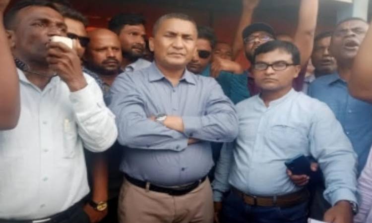 গৌরীপুরে তারেক রহমানের ৩১ দফার লিফলেট বিতরণ