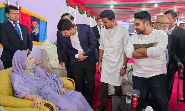 খালেদা জিয়ার সঙ্গে মাহফুজ-আসিফ-নাহিদের কুশল বিনিময়