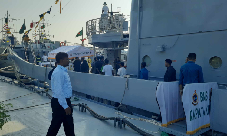মোংলায় সর্বসাধারণের জন্য যুদ্ধ জাহাজ উম্মুক্ত