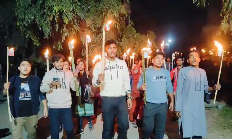 শিক্ষার্থী নিহতের ঘটনায় দায়ীকে গ্রেফতারে জাবিতে মশাল মিছিল