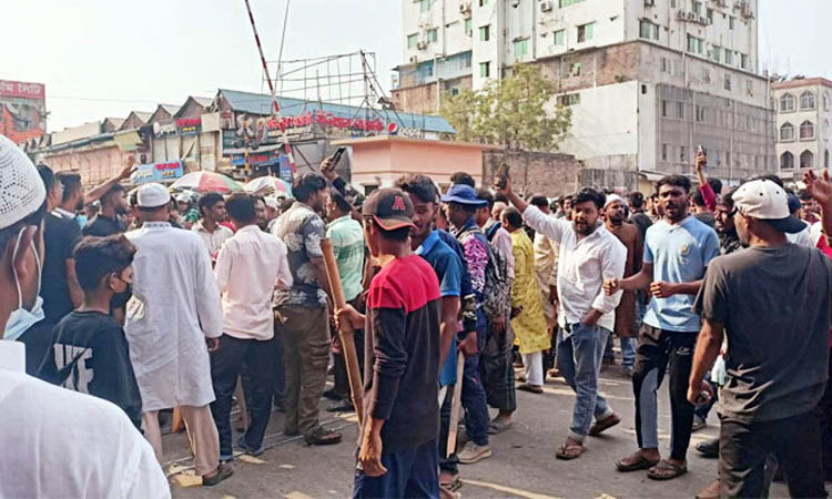 জুরাইনে পুলিশের সঙ্গে অটোরিকশা চালকদের সংঘর্ষ