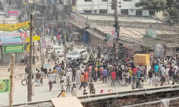 রাজধানীর বিভিন্ন এলাকায় অটোরিকশা চালকদের বিক্ষোভ