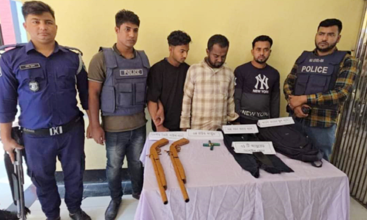 নবীনগরে অস্ত্রসহ ৪ ডাকাত গ্রেফতার