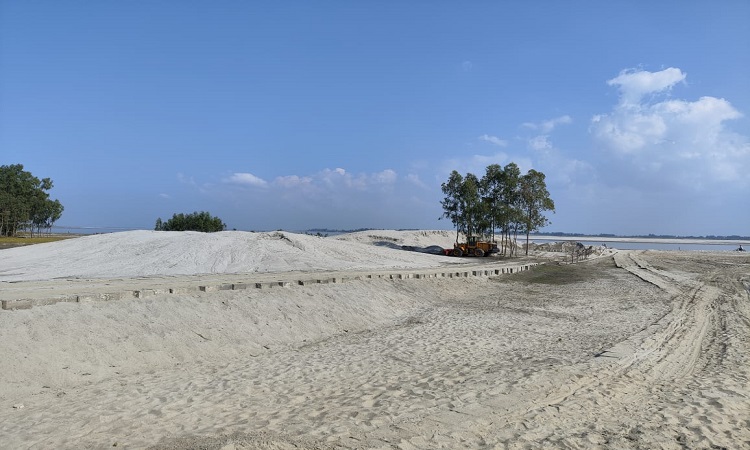 ড্রেজার বসিয়ে বালু উত্তোলন, হুমকির মুখে ব্রহ্মপুত্র