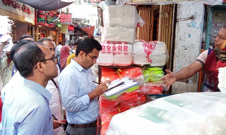 ১২৪ কেজি পলিথিন জব্দ, তিন ব্যবসায়ীকে জরিমানা