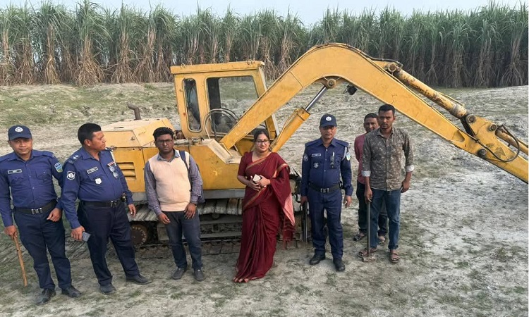 ব্রহ্মপুত্রে নদে অবৈধ বালু উত্তোলনকারী স্পটে মোবাইল কোর্ট