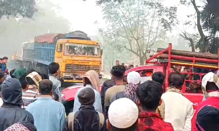 মহাসড়কে ভ্যানের টায়ার ফেটে ট্রাকের মুখোমুখি সংঘর্ষ, নিহত ২