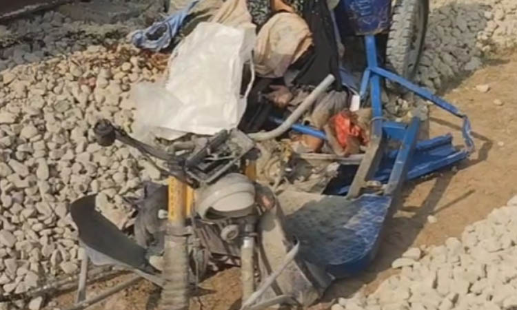 কুমিল্লায় ট্রেনের ধাক্কায় অটোরিকশার ৫ যাত্রী নিহত