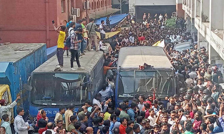 আদালতে চিন্ময় অনুসারীদের বিক্ষোভ