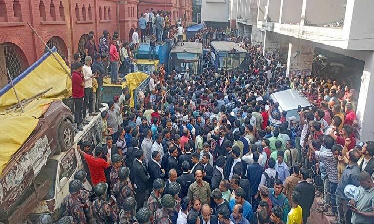 প্রিজন ভ্যান আটকে দেওয়ার দুই ঘণ্টা পর কারাগারে চিন্ময় কৃষ্ণ