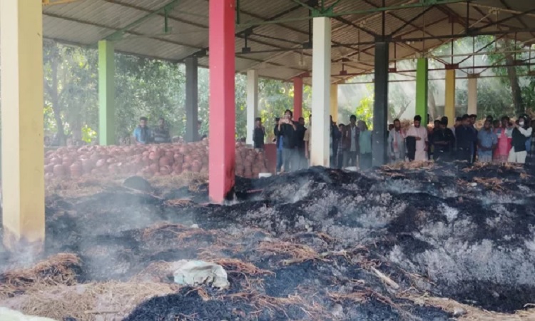 পীরের দরবারে হামলা ও অগ্নিসংযোগ, একজনের মৃত্যু
