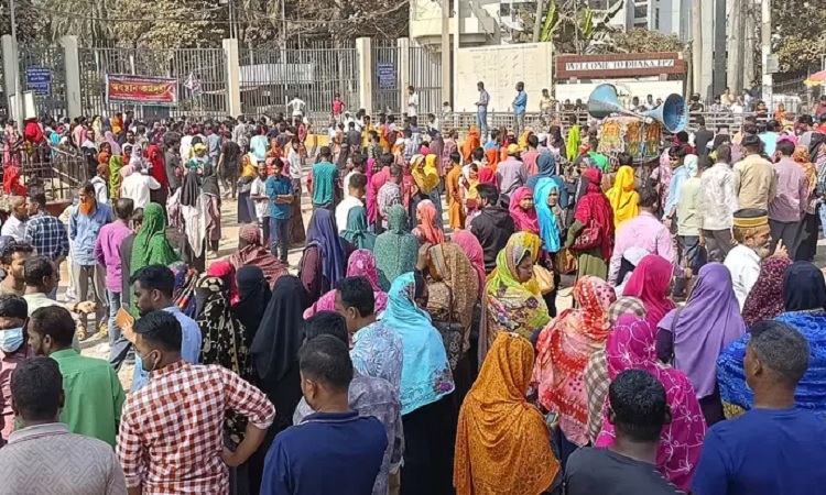 আশুলিয়ায় শ্রমিকদের নবীনগর-চন্দ্রা মহাসড়ক অবরোধ