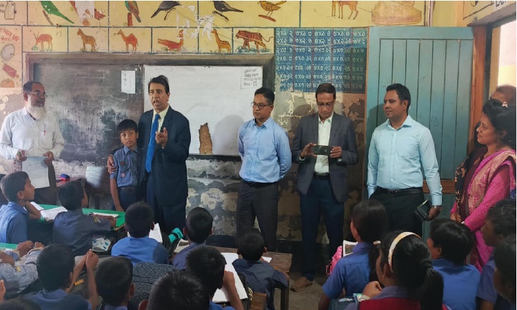 তালায় ইউএনও অফিস ও শিক্ষা প্রতিষ্ঠান পরিদর্শনে অতিরিক্ত বিভাগীয় কমিশনার