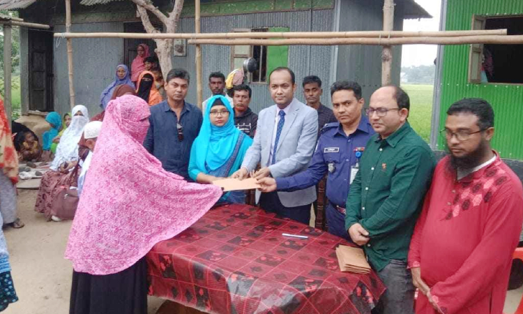ট্রেনের ধাক্কায় নিহতের পরিবারের মধ্যে আর্থিক সহায়তা