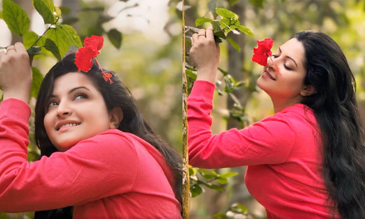 গোলাপি হুডিতে পরীমণির ঢংয়ের পোজ