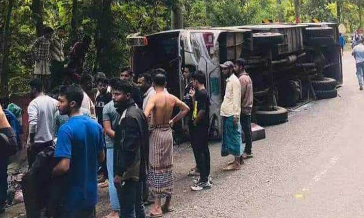 মানিকছড়িতে নিয়ন্ত্রণ হারিয়ে সড়কেই উল্টে গেল বাস, আহত ২০