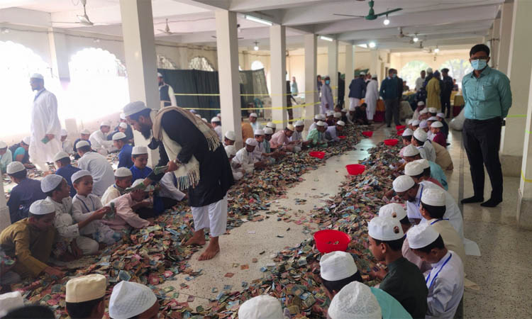 পাগলা মসজিদের দানবাক্সে মিলল ২৯ বস্তা টাকা