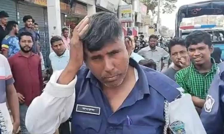 ফেনীতে অবৈধ গাড়ি জব্দ করায় পুলিশ সদস্যের ওপর হামলা
