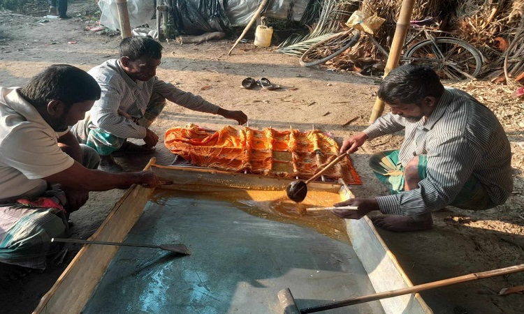 চুয়াডাঙ্গায় খেজুর গুড়ের চাহিদার সঙ্গে বেড়েছে দাম