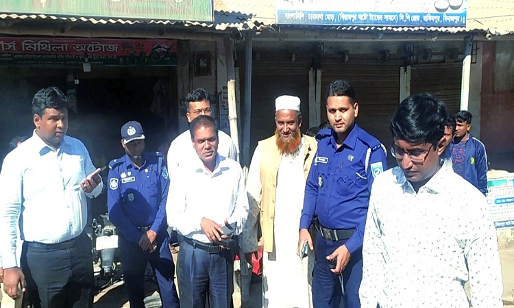 হিলি বন্দরের ফোরলেন রাস্তার কাজের অগ্রগতি পরিদর্শনে জেলা প্রশাসক