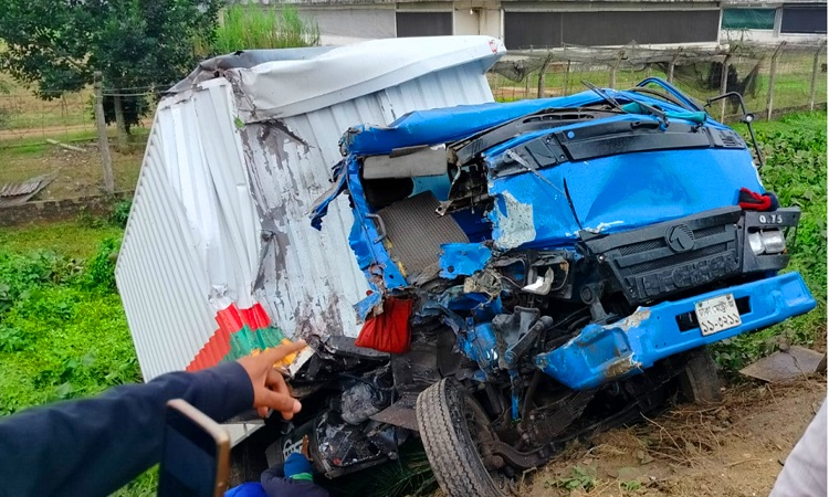 কালীগঞ্জে যাত্রীবাহী বাসের সঙ্গে কাভার্ড ভ্যানের সংঘর্ষ, আহত ৮