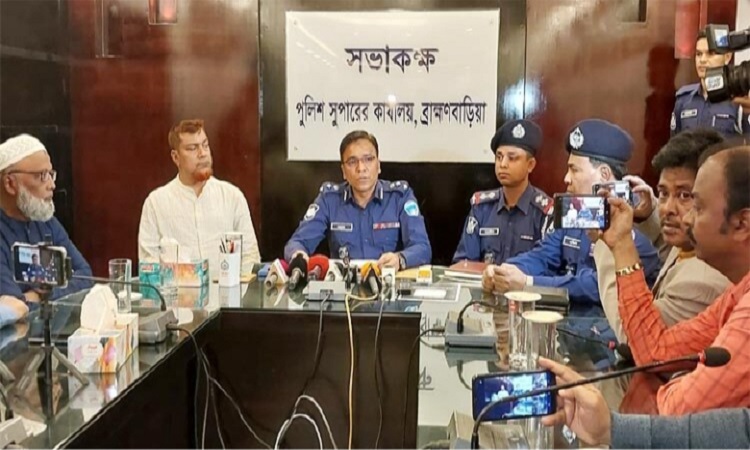 দুর্ঘটনার কবলে আগরতলা-ঢাকা বাস : হামলার কথা নাকচ করলেন চালক