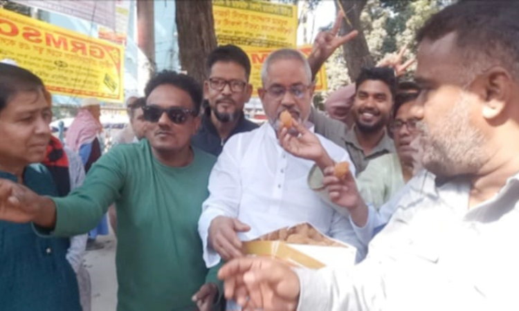 সাবেক মন্ত্রী পিন্টু মুক্তি পাওয়ায় টাঙ্গাইলে মিষ্টি বিতরণ