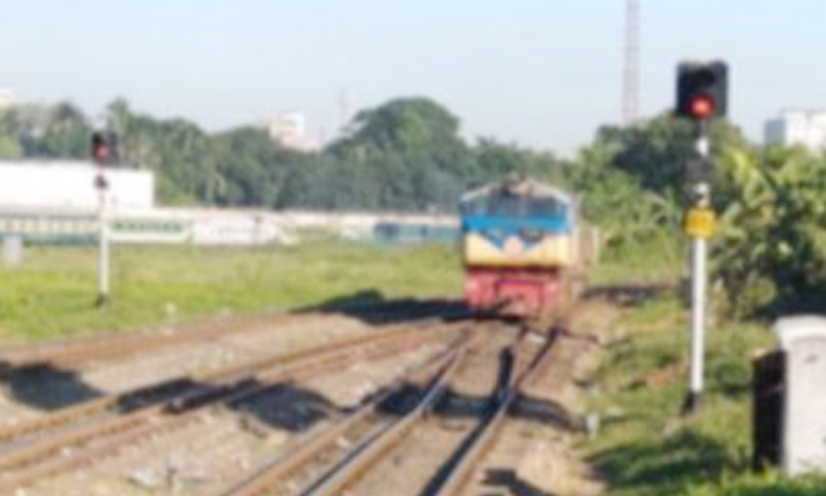 তেজগাঁওয়ে ট্রেনের ধাক্কায় অজ্ঞাতনামা ব্যক্তির মৃত্যু