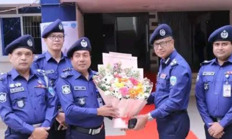 'রাজনৈতিক কারণে পুলিশ জনতার মুখোমুখি দাঁড়িয়েছিল'