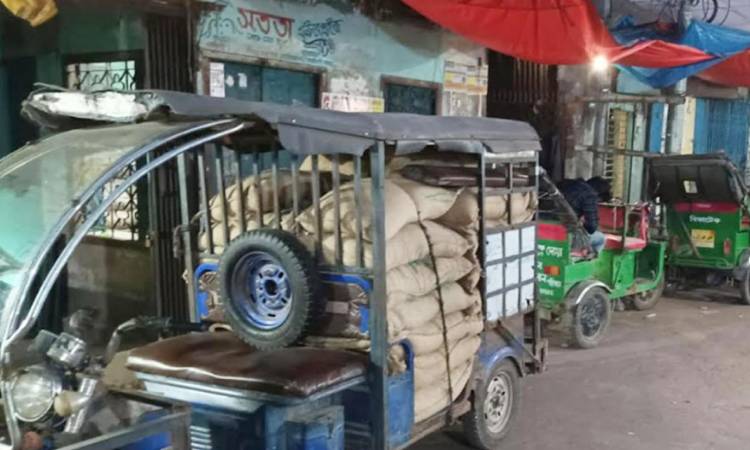 নরসিংদীতে টিসিবির ৩০ বস্তা চাল উদ্ধার