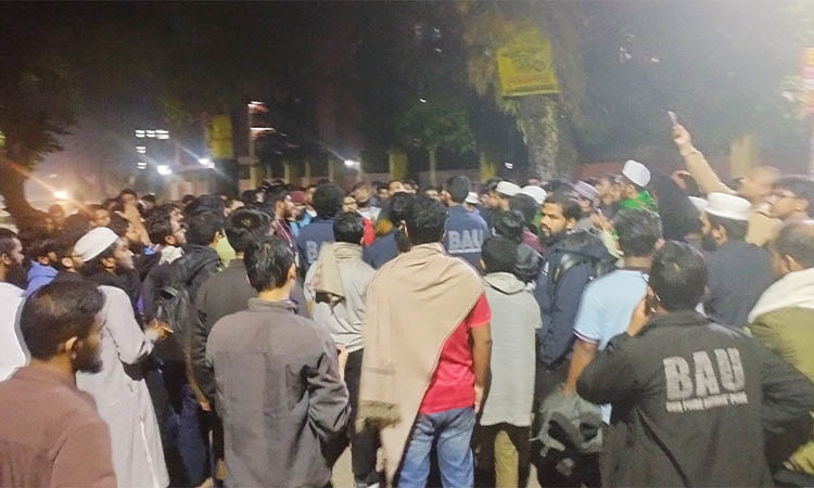 আগরতলায় বাংলাদেশ উপ-হাইকমিশনে হামলার প্রতিবাদে বাকৃবিতে বিক্ষোভ
