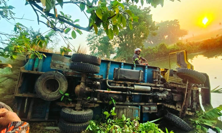 খড়বোঝাই ট্রাক খাদে পড়ে চালক-হেল্পার নিহত