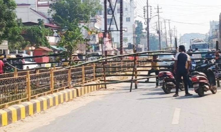 আগরতলা চেকপোস্ট সড়কে বাঁশের বেড়া, বিপাকে যাত্রীরা