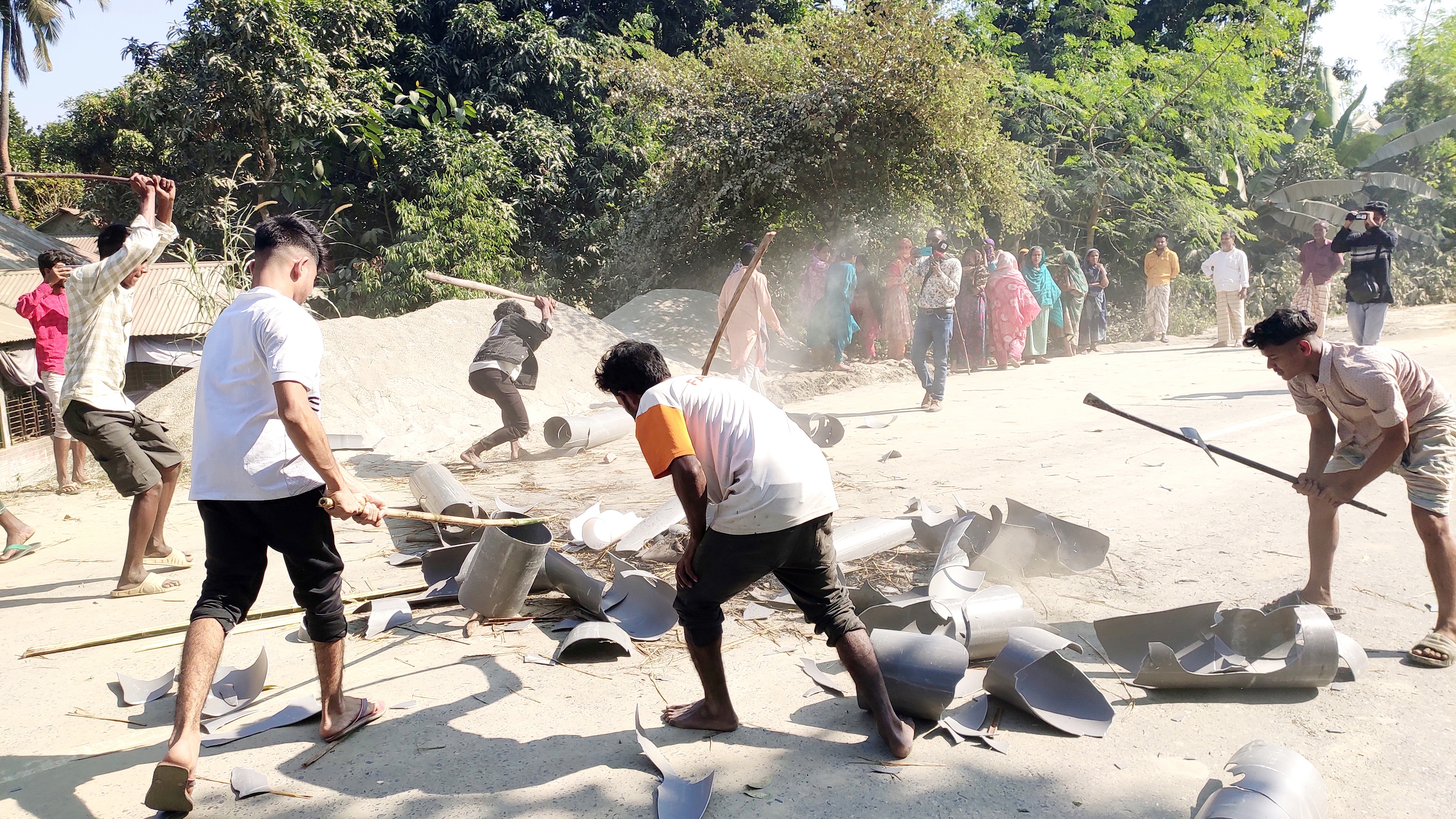 যমুনার চর কেটে বালু বিক্রি, প্রতিবাদে বিক্ষোভ-ভাঙচুর